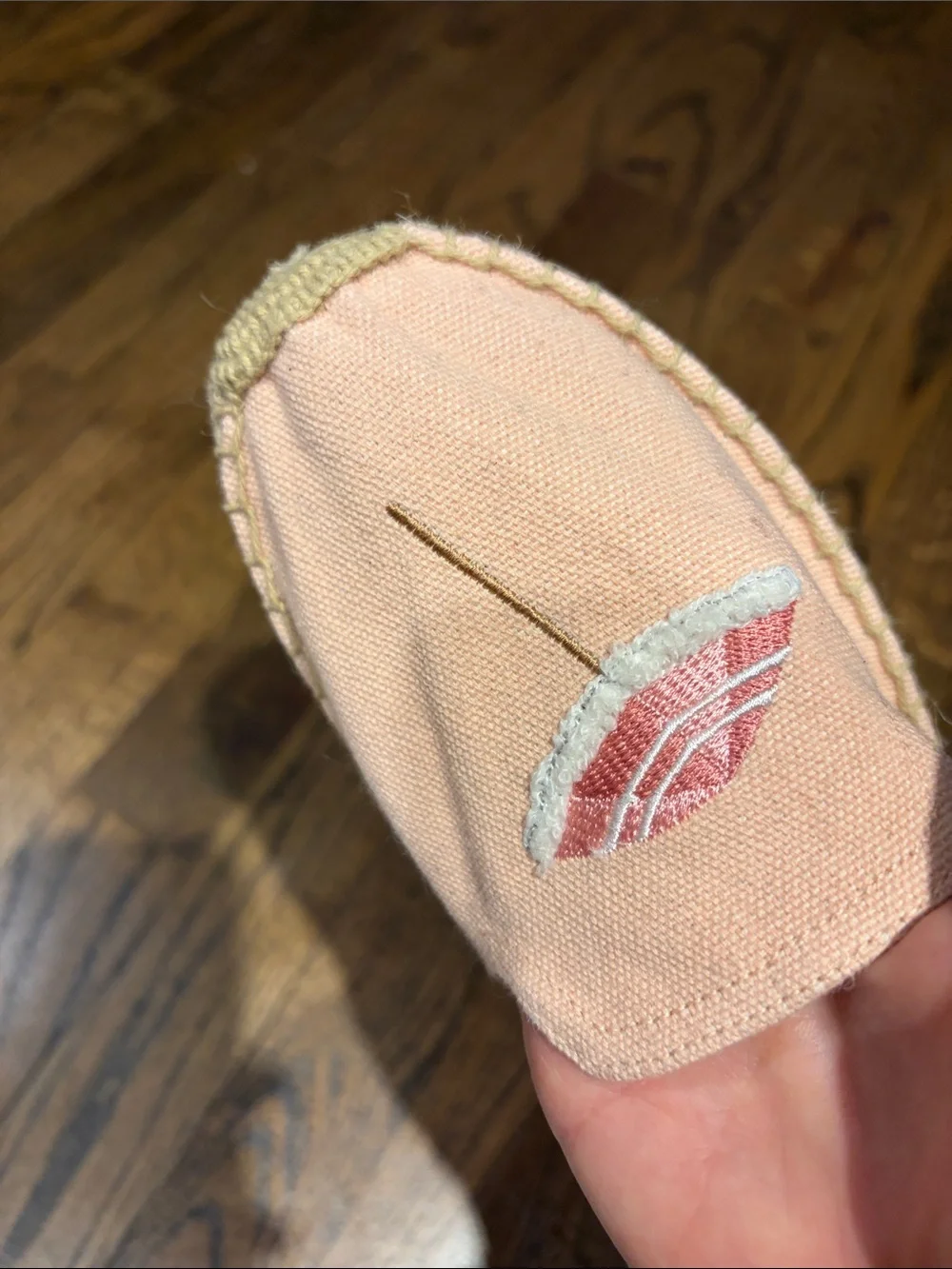 NWOT Saludos size 7Pink Canvas Espadrilles with Beach Umbrella & Chair Embroider